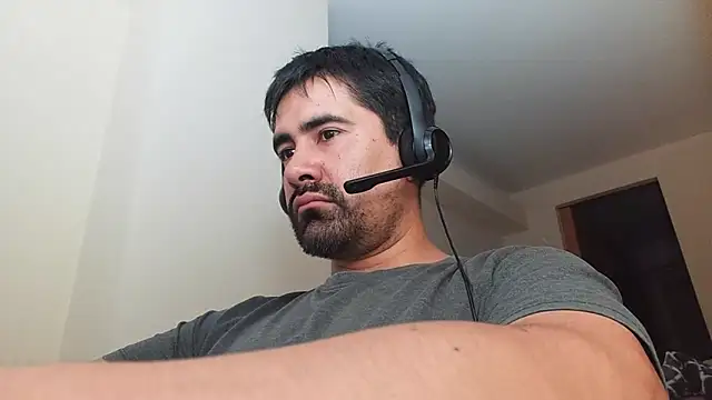 Snapshot of VonDoomdelToro chatting on 02/14/25, 01:45 VonDoomdelToro online show from 02/14/25, 01:45