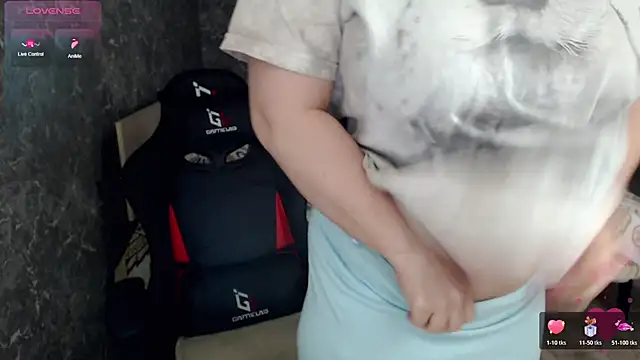 Snapshot of Korolek12 chatting on 04/01/26, 03:53 Korolek12 online show from 04/01/26, 03:53