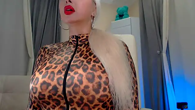 Snapshot of Tremendous_blondie chatting on 02/04/25, 06:36 Tremendous blondie online show from 02/04/25, 06:36