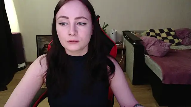 Snapshot of Laralianna chatting on 04/13/26, 10:54 Laralianna online show from 04/13/26, 10:54