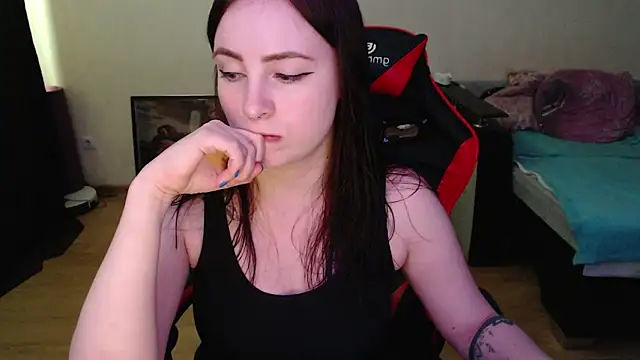 Snapshot of Laralianna chatting on 04/17/26, 10:29 Laralianna online show from 04/17/26, 10:29