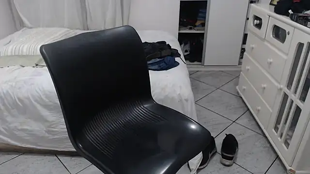 Snapshot of MysterBearMG chatting on 03/19/25, 02:05 MysterBearMG online show from 03/19/25, 02:05