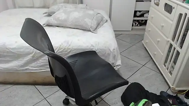 Snapshot of MysterBearMG chatting on 10/27/25, 11:41 MysterBearMG online show from 10/27/25, 11:41