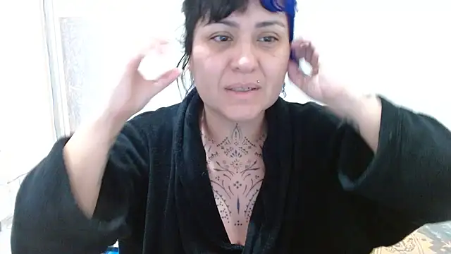 Snapshot of vaholiver chatting on 05/31/26, 02:35 vaholiver online show from 05/31/26, 02:35