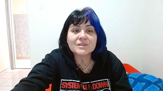 Snapshot of vaholiver chatting on 06/21/26, 03:58 vaholiver online show from 06/21/26, 03:58