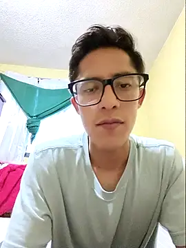 Snapshot of KevinCrz chatting on 10/17/25, 12:01 KevinCrz online show from 10/17/25, 12:01