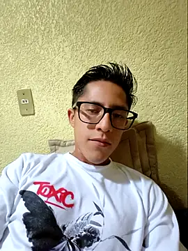 Snapshot of KevinCrz chatting on 10/18/25, 11:05 KevinCrz online show from 10/18/25, 11:05