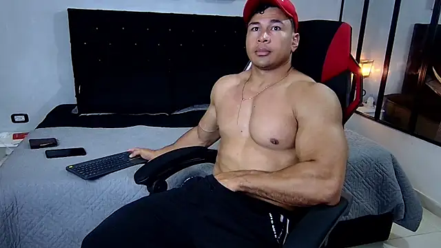 Snapshot of tyler_hank01 chatting on 03/13/25, 01:40 tyler hank01 online show from 03/13/25, 01:40