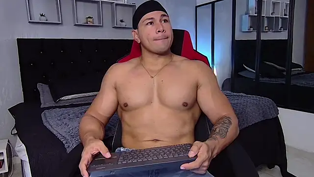 Snapshot of tyler_hank01 chatting on 09/13/25, 01:11 tyler hank01 online show from 09/13/25, 01:11