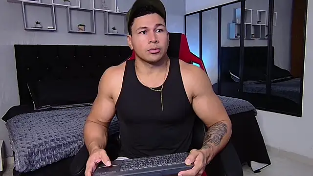 Snapshot of tyler_hank01 chatting on 09/19/25, 10:10 tyler hank01 online show from 09/19/25, 10:10