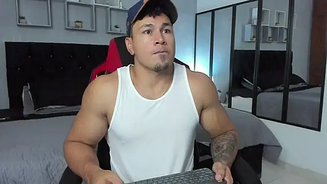 Snapshot of tyler_hank01 chatting on 10/13/25, 05:57 tyler hank01 online show from 10/13/25, 05:57