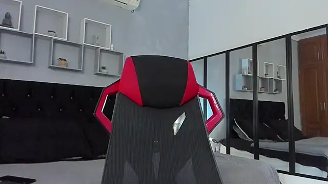 Snapshot of tyler_hank01 chatting on 10/26/25, 05:08 tyler hank01 online show from 10/26/25, 05:08