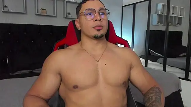 Snapshot of tyler_hank01 chatting on 10/28/25, 06:54 tyler hank01 online show from 10/28/25, 06:54