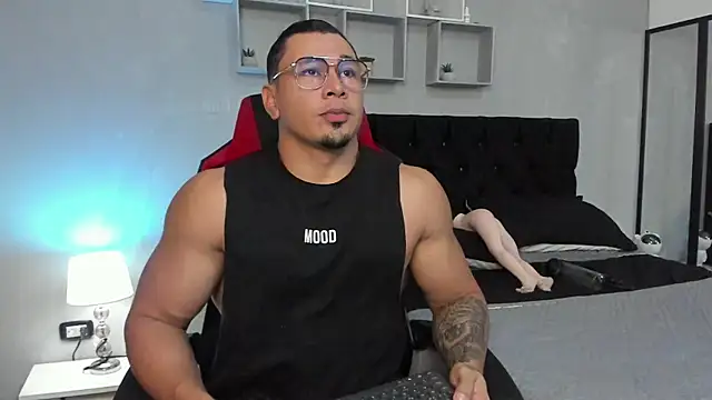 Snapshot of tyler_hank01 chatting on 11/01/25, 10:01 tyler hank01 online show from 11/01/25, 10:01