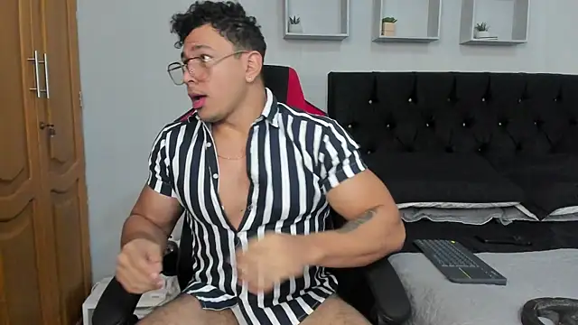 Snapshot of tyler_hank01 chatting on 12/04/25, 11:19 tyler hank01 online show from 12/04/25, 11:19