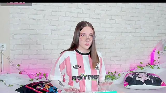 LinaKenny online show from 11/26/25, 04:08