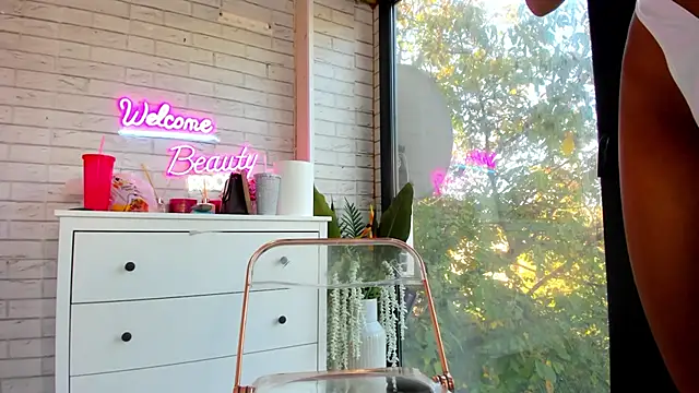 Britney Charm  online show from 10/20/25, 06:14