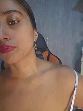 Snapshot of Valentinne_z chatting on 10/25/25, 01:13 Valentinne z online show from 10/25/25, 01:13