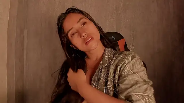 Snapshot of Valentinne_z chatting on 11/23/25, 02:11 Valentinne z online show from 11/23/25, 02:11