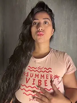 Snapshot of Valentinne_z chatting on 03/28/26, 08:47 Valentinne z online show from 03/28/26, 08:47