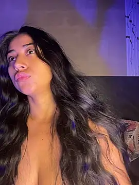 Snapshot of Valentinne_z chatting on 04/27/26, 08:01 Valentinne z online show from 04/27/26, 08:01