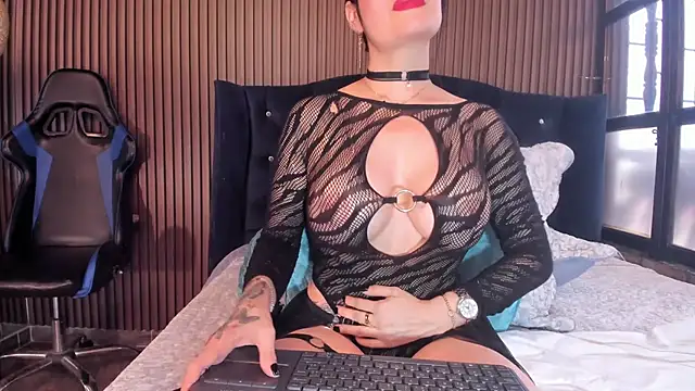 Snapshot of JuliaDawson_ chatting on 10/08/25, 07:33 JuliaDawson online show from 10/08/25, 07:33