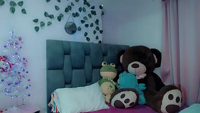 Snapshot of little_star_porn chatting on 12/11/24, 08:47 little star porn online show from 12/11/24, 08:47