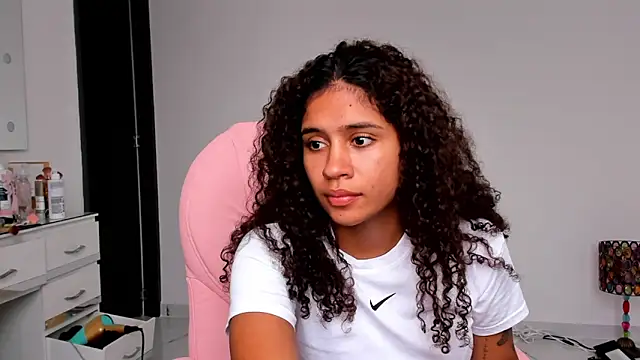 Snapshot of stormyy_ chatting on 10/17/25, 09:39 stormyy online show from 10/17/25, 09:39