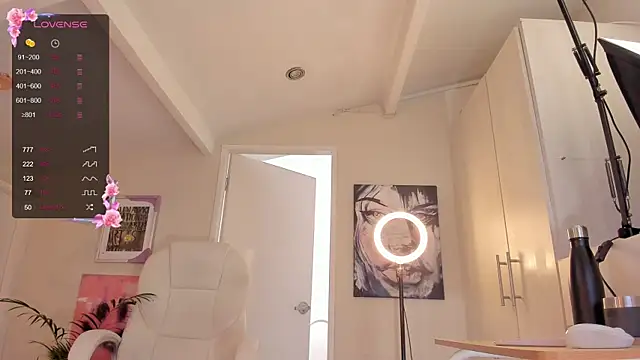 Snapshot of catalinasaiz chatting on 02/27/25, 01:28 catalinasaiz online show from 02/27/25, 01:28