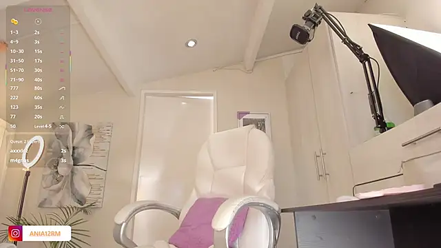 Snapshot of catalinasaiz chatting on 10/19/25, 01:56 catalinasaiz online show from 10/19/25, 01:56