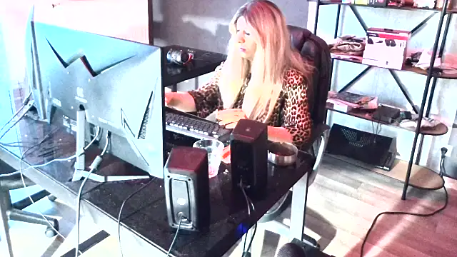 LatruieSow online show from 04/17/26, 09:01