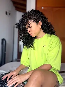 GabriSaenz online show from 10/20/25, 01:33