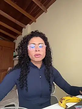 Snapshot of GabriSaenz chatting on 03/26/26, 12:44 GabriSaenz online show from 03/26/26, 12:44