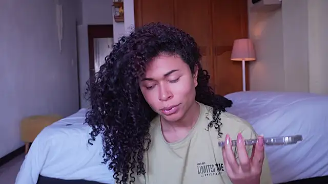 Snapshot of GabriSaenz chatting on 04/14/26, 12:44 GabriSaenz online show from 04/14/26, 12:44