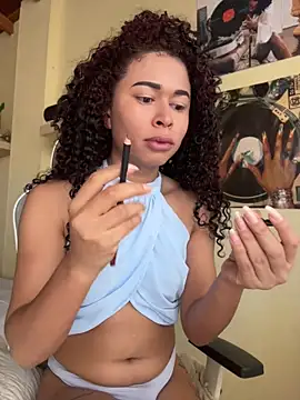 Snapshot of GabriSaenz chatting on 05/01/26, 01:37 GabriSaenz online show from 05/01/26, 01:37