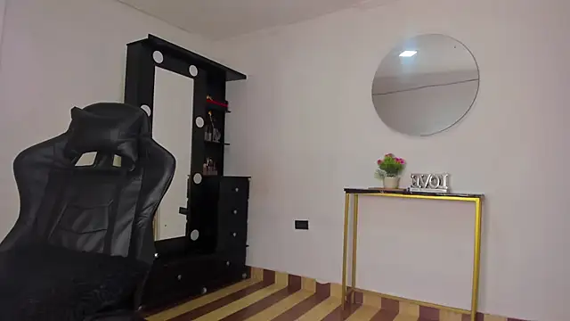 Snapshot of Emattaylor chatting on 11/30/25, 11:36 Emattaylor online show from 11/30/25, 11:36