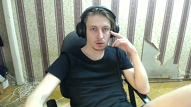 darienlarge online show from 10/10/25, 04:28