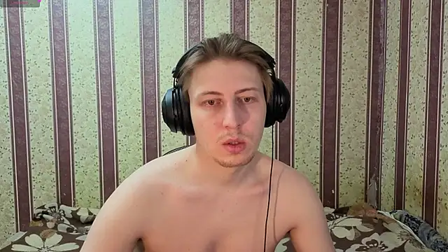 Snapshot of darienlarge chatting on 12/21/25, 10:44 darienlarge online show from 12/21/25, 10:44