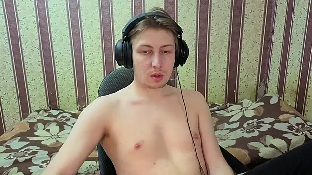 Snapshot of darienlarge chatting on 12/22/25, 08:00 darienlarge online show from 12/22/25, 08:00