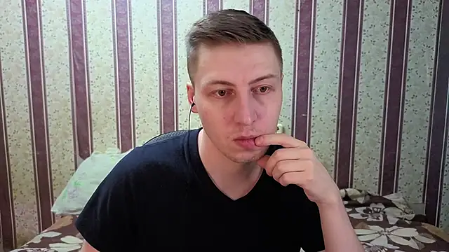 Snapshot of darienlarge chatting on 01/19/26, 02:48 darienlarge online show from 01/19/26, 02:48