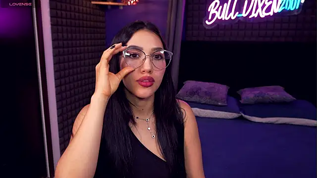 Snapshot of bull_vixen2001 chatting on 04/18/26, 11:27 bull vixen2001 online show from 04/18/26, 11:27