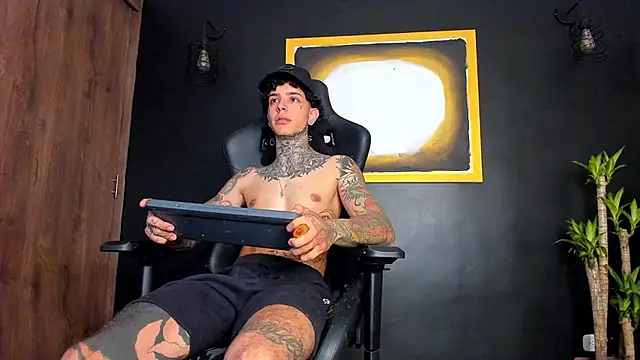 Snapshot of Aron_ford chatting on 12/14/24, 10:39 Aron ford online show from 12/14/24, 10:39