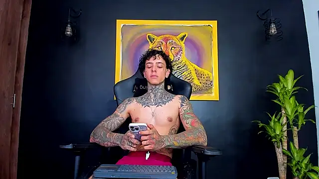 Snapshot of Aron_ford chatting on 01/04/25, 06:51 Aron ford online show from 01/04/25, 06:51