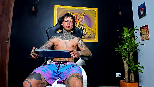 Snapshot of Aron_ford chatting on 01/28/25, 01:39 Aron ford online show from 01/28/25, 01:39