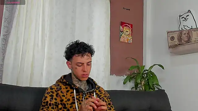 Snapshot of Aron_ford chatting on 10/18/25, 01:12 Aron ford online show from 10/18/25, 01:12