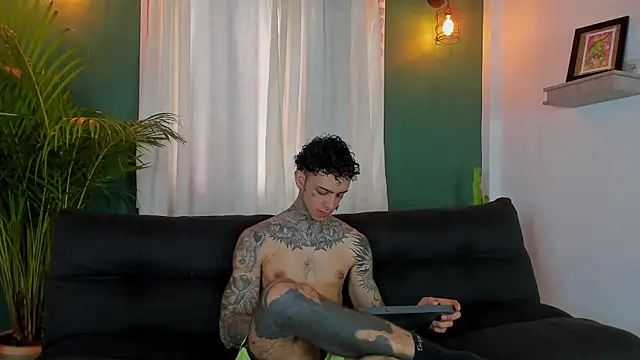 Snapshot of Aron_ford chatting on 10/30/25, 02:40 Aron ford online show from 10/30/25, 02:40