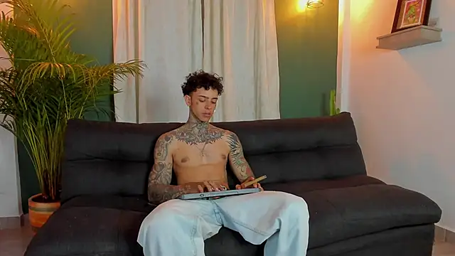 Snapshot of Aron_ford chatting on 10/31/25, 03:51 Aron ford online show from 10/31/25, 03:51