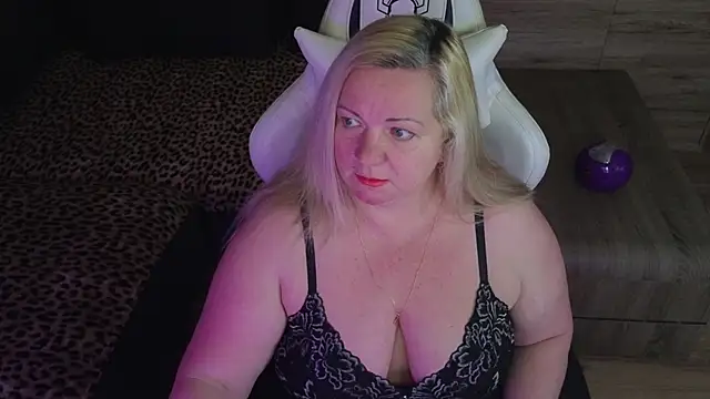 Snapshot of MolligSpielle chatting on 10/28/25, 08:11 MolligSpielle online show from 10/28/25, 08:11