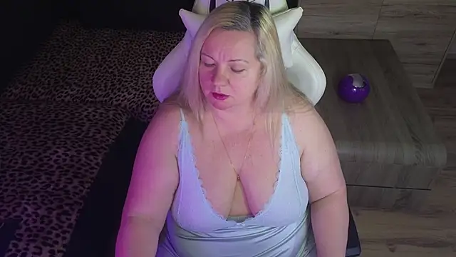 Snapshot of MolligSpielle chatting on 11/20/25, 06:51 MolligSpielle online show from 11/20/25, 06:51