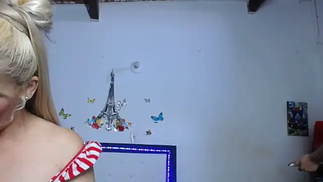 Snapshot of Nicolle_Milf chatting on 12/17/25, 06:36 Nicolle Milf online show from 12/17/25, 06:36